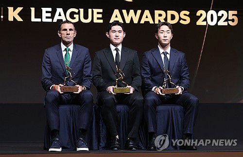 2025 K리그1 주인공들(서울=연합뉴스) 류영석 기자 = 1일 서울 서대문구 스위스그랜드호텔에서 열린 K리그 2025 대상 시상식에서 K리그1 감독상을 수상한 전북현대 모터스 거스 포옛 감독(왼쪽부터), MVP상을 수상한 울산HD FC 이동경, 영플레이어상을 수상한 강원FC 이승원이 트로피를 들고 기념촬영을 하고 있다. 2025.12.1 ondol@yna.co.kr