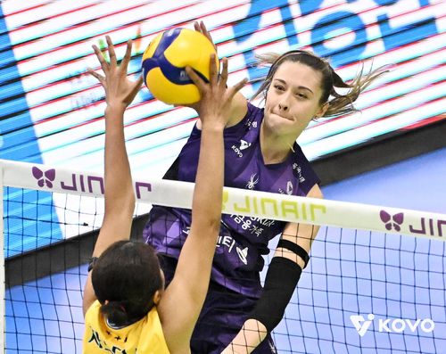 공격하는 흥국생명의 레베카(오른쪽)[한국배구연맹 제공. 재판매 및 DB 금지]