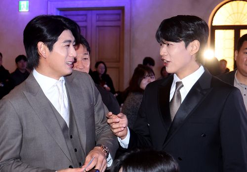 MLB에서 뛰는 이정후(왼쪽)와 MLB 진출을 노리는 송성문[일간스포츠 제공. 재판매 및 DB 금지]