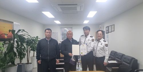 감사장 받은 A씨(왼쪽에서 2번째)[화성서부경찰서 제공. 재판매 및 DB 금지]