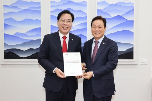 송언석 국민의힘 원내대표(왼쪽)와 박완수 경남지사[경남도 제공. 재판매 및 DB 금지]