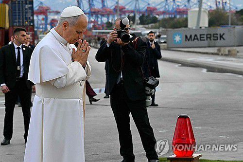 베이루트 항구 폭발 현장에서 기도하는 교황 레오 14세[AFP 연합뉴스 재판매 및 DB 금지]