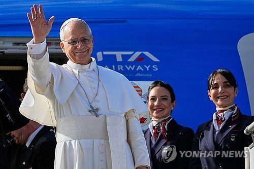 베이루트 국제공항에서 손 흔드는 교황 레오 14세[AP 연합뉴스 재판매 및 DB 금지]