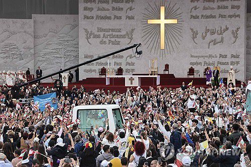 베이루트 해안 미사에 운집한 레바논 신자들과 교황[AP 연합뉴스 재판매 및 DB 금지]