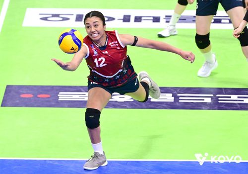 자스티스의 수비(서울=연합뉴스) 현대건설 자스티스가 2일 수원체육관에서 열린 프로배구 여자부 GS칼텍스와 홈 경기에서 공을 받아올리고 있다. [한국배구연맹 제공. 재판매 및 DB금지]