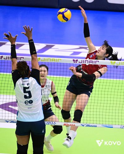 공격하는 정지윤(서울=연합뉴스) 현대건설 정지윤(오른쪽)이 2일 수원체육관에서 열린 프로배구 여자부 GS칼텍스와 홈 경기에서 공격을 시도하고 있다. [한국배구연맹 제공. 재판매 및 DB금지]