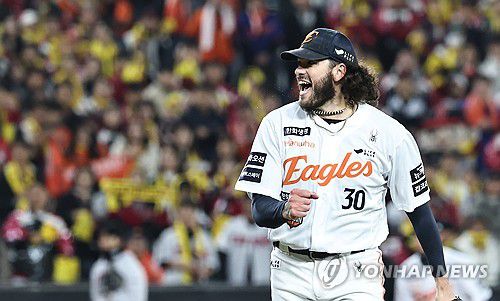 한화 폰세 '좋아!'(대전=연합뉴스) 김인철 기자 = 29일 대전한화생명볼파크에서 열린 2025 프로야구 KBO리그 포스트시즌 한국시리즈 3차전 LG 트윈스와 한화 이글스의 경기. 2회초 2사 1루 한화 폰세가 LG 박동원을 삼진아웃으로 처리한 뒤 기뻐하고 있다. 2025.10.29 yatoya@yna.co.kr