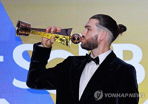 2025 KBO 시상식 MVP 한화 폰세(서울=연합뉴스) 한종찬 기자 = 24일 서울 송파구 롯데호텔 월드에서 열린 2025 신한 SOL뱅크 KBO 시상식에서 정규시즌 최우수선수(MVP)로 선정된 한화의 폰세가 트로피와 함께 기념촬영을 하고 있다. 2025.11.24 saba@yna.co.kr