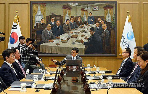 의사봉 두드리는 이창용 한국은행 총재(서울=연합뉴스) 한종찬 기자 = 이창용 한국은행 총재가 27일 서울 중구 한국은행 본관에서 열린 금융통화위원회 본회의에서 의사봉을 두드리고 있다. 2025.11.27 [공동취재] saba@yna.co.kr