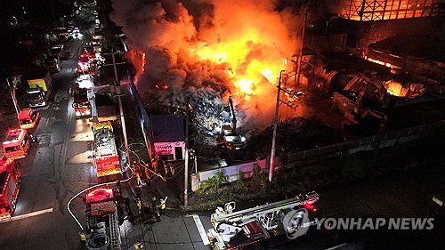 서귀포 야적장 화재(서귀포=연합뉴스) 박지호 기자 = 지난 1일 오후 9시 27분께 서귀포시 토평동의 한 업체 야적장에서 화재가 발생했다.     소방당국이 대응1단계를 발령한 가운데 2일 새벽 소방관들이 화재를 진압하고 있다. 2025.12.2 jihopark@yna.co.kr