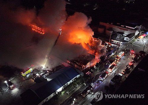 서귀포 야적장 화재(서귀포=연합뉴스) 박지호 기자 = 지난 1일 오후 9시 27분께 서귀포시 토평동의 한 업체 야적장에서 화재가 발생했다.     소방당국이 대응1단계를 발령한 가운데 2일 새벽 소방관들이 화재를 진압하고 있다. 2025.12.2 jihopark@yna.co.kr