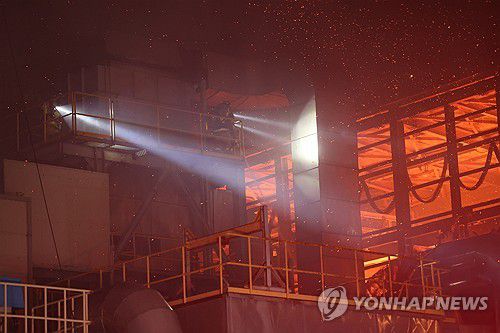 불꽃과 화염 뚫고 인명 수색(서귀포=연합뉴스) 박지호 기자 = 지난 1일 오후 9시 27분께 서귀포시 토평동의 한 업체 야적장에서 화재가 발생했다.     소방당국이 대응1단계를 발령한 가운데 2일 새벽 소방관들이 화염을 뚫고 인명 수색을 하고 있다. 2025.12.2 jihopark@yna.co.kr