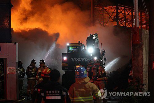 서귀포 토평공단 화재(서귀포=연합뉴스) 박지호 기자 = 지난 1일 오후 9시 27분께 서귀포시 토평동의 한 업체 야적장에서 화재가 발생했다.     소방당국이 대응1단계를 발령한 가운데 2일 새벽 소방관들이 화재를 진압하고 있다. 2025.12.2 jihopark@yna.co.kr