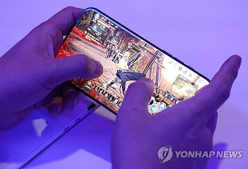 아이폰에서 구현되는 게임 퍼포먼스(서울=연합뉴스) 진연수 기자 = 2일 서울 성동구 스테이지 엑스 성수도원에서 열린 애플(Apple) 국내 첫 게임 쇼케이스에서 참석자가 게임을 체험하고 있다.      이번 쇼케이스에는 넷마블, 데브시스터즈, 컴투스, 크래프톤, NC소프트 등 국내 주요 게임 개발사 5곳이 참여했다. 2025.12.2 jin90@yna.co.kr