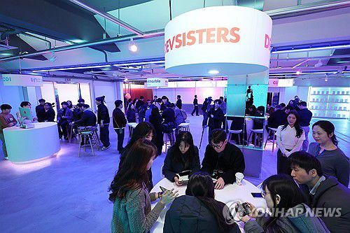 애플, 국내 최초 게임 쇼케이스 개최(서울=연합뉴스) 진연수 기자 = 2일 서울 성동구 스테이지 엑스 성수도원에서 열린 애플(Apple) 국내 첫 게임 쇼케이스에서 국내 개발사 관계자들이 게임을 시연하고 있다.      이번 쇼케이스에는 넷마블, 데브시스터즈, 컴투스, 크래프톤, NC소프트 등 국내 주요 게임 개발사 5곳이 참여했다. 2025.12.2 jin90@yna.co.kr