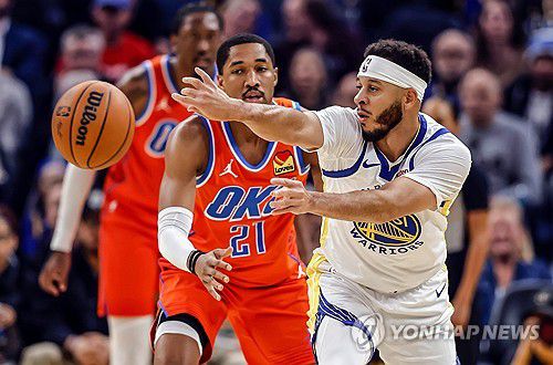 골든스테이트의 세스 커리(오른쪽)[Carlos Avila Gonzalez/San Francisco Chronicle via AP=연합뉴스]