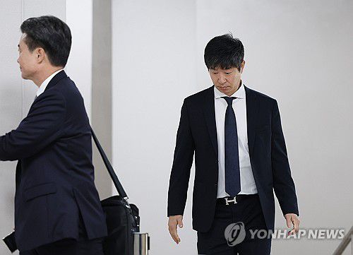 1심 선고공판 출석하는 KIA 김종국 전 감독(서울=연합뉴스) 이지은 기자 = 후원사로부터 거액의 금품을 수수한 혐의를 받는 프로야구 KIA 타이거즈의 김종국 전 감독이 4일 오후 서울 서초구 서울중앙지법에서 열린 1심 선고 공판에 출석하기 위해 법정으로 향하고 있다. 2024.10.4 jieunlee@yna.co.kr