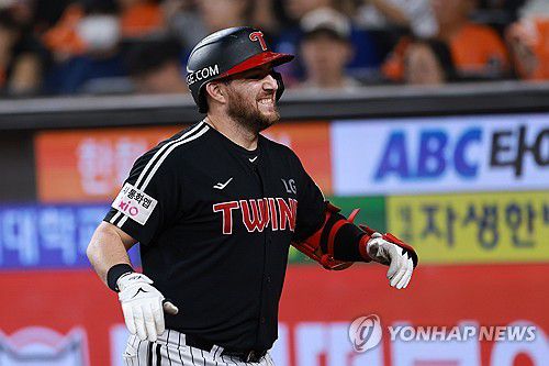솔로홈런 친 오스틴(대전=연합뉴스) 신현우 기자 = 27일 대전 한화생명 볼파크에서 열린 프로야구 2025 신한 SOL 뱅크 KBO리그 LG 트윈스와 한화 이글스의 경기.     6회초 2사 LG 오스틴이 솔로 홈런을 친 뒤 밝은 표정으로 더그아웃으로 향하고 있다. 2025.9.27 nowwego@yna.co.kr