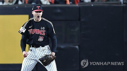 LG 톨허스트 '승리가 보여!'(서울=연합뉴스) 김인철 기자 = 31일 대전 한화생명 볼파크에서 열린 2025 프로야구 KBO리그 포스트시즌 한국시리즈 5차전 LG 트윈스와 한화 이글스의 경기. 7회말 2사 LG 톨허스트가 한화 최재훈을 삼진아웃으로 처리한 뒤 환호하고 있다. 2025.10.31 yatoya@yna.co.kr