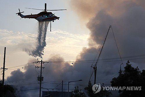 토평공단 화재현장에 투입된 소방헬기(서귀포=연합뉴스) 박지호 기자 = 지난 1일 오후 9시 27분께 서귀포시 토평동의 한 업체 야적장에서 화재가 발생했다.     소방당국이 대응1단계를 발령한 가운데 2일 오전 소방헬기 한라매가 투입돼 방수하고 있다. 2025.12.2 jihopark@yna.co.kr
