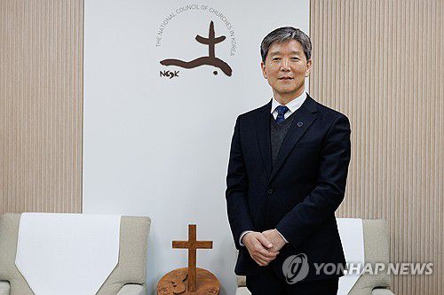 포즈 취하는 박승렬 NCCK 신임 총무(서울=연합뉴스) 류효림 기자 = 박승렬 NCCK(한국기독교교회협의회) 신임 총무가 지난 1일 서울 종로구 한국기독교회관에서 연합뉴스와 인터뷰에 앞서 포즈를 취하고 있다. 2025.12.3 ryousanta@yna.co.kr