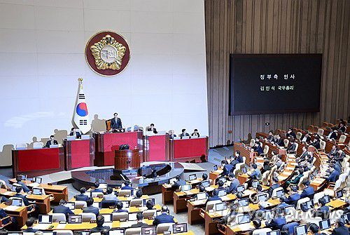 김민석 국무총리, 예산안 가결 뒤 인사(서울=연합뉴스) 신현우 기자 = 김민석 국무총리가 2일 국회 본회의에서 2026년도 예산안에 대한 수정안이 가결된 뒤 인사하고 있다. 2025.12.3 nowwego@yna.co.kr