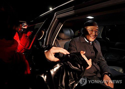 국민의힘 추경호 의원 구속영장 기각(의왕=연합뉴스) 류영석 기자 = 12·3 비상계엄 당시 의원들의 계엄 해제 표결 참여를 방해한 혐의를 받는 국민의힘 추경호 의원이 3일 구속영장이 기각돼 경기도 의왕 서울구치소를 나서고 있다. 2025.12.3 ondol@yna.co.kr