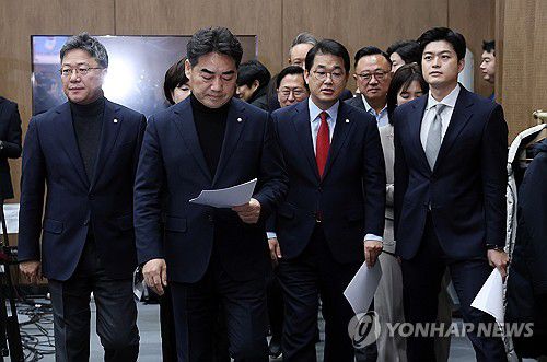 국민의힘, 12.3 비상계엄 관련 대국민 사과 발표 기자회견들    (서울=연합뉴스) 이동해 기자 = 국민의힘 이성권, 김용태 등 의원들이 3일 서울 여의도 국회 소통관에서 12.3 비상계엄 관련 대국민 사과 발표 기자회견을 위해 이동하고 있다. 2025.12.3 eastsea@yna.co.kr