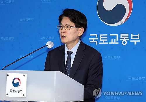 서울 명일동 땅 꺼짐 사고 조사결과 발표(세종=연합뉴스) 배재만 기자 = 김태병 국토교통부 기술안전정책관이 3일 정부세종청사 국토부 기자실에서 서울 강동구 명일동 땅 꺼짐 사고 조사 결과를 발표하고 있다. 2025.12.3 scoop@yna.co.kr