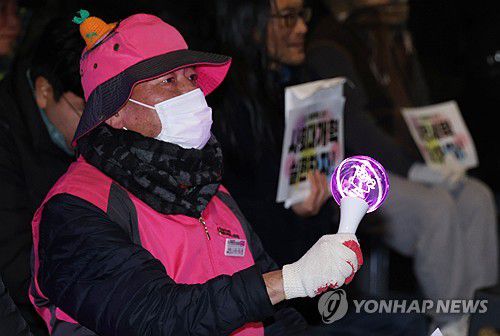 비상계엄 1년 다시 등장한 응원봉(제주=연합뉴스) 변지철 기자 = 12·3 비상계엄 1년을 맞은 3일 저녁 제주시청 앞 도로에서 윤석열정권퇴진·한국사회대전환 제주행동이 주최한 '12·3 계엄 1년, 내란완전청산 사회대개혁 제주도민대회'가 열리고 있다. 2025.12.3 bjc@yna.co.kr