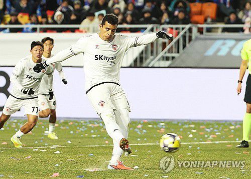 페널티킥 골 넣는 유리 조나탄(수원=연합뉴스) 홍기원 기자 = 3일 경기도 수원월드컵경기장에서 열린 K리그 승강 플레이오프 1차전 수원 삼성 블루윙즈와 제주SK FC의 경기. 제주SK 유리 조나탄이 페널티킥 골을 넣고 있다. 2025.12.3 xanadu@yna.co.kr