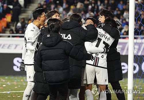 앞서가는 제주(수원=연합뉴스) 홍기원 기자 = 3일 경기도 수원월드컵경기장에서 열린 K리그 승강 플레이오프 1차전 수원 삼성 블루윙즈와 제주SK FC의 경기. 골을 넣은 제주SK 유리 조나탄이 동료들과 기뻐하고 있다. 2025.12.3 xanadu@yna.co.kr