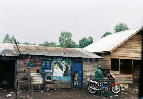 콩고민주공화국 고마(Goma)의 영화관주민들과 함께 해적판 영화를 관람할 수 있는 콩고민주공화국 고마(Goma)의 영화관. 르완다 접경 도시로 항상 긴장감이 감도는 지역이지만, 그 속에서도 평범한 일상은 계속된다(2016년 6월 필자 촬영)[이은별 제공. 재판매 및 DB 금지]