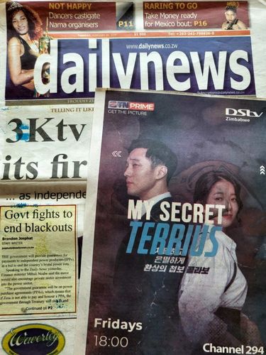 짐바브웨 일간지 Daily News 지면 광고남아프리카 대표 위성방송 DStv에서 2023년 방영한 한국 드라마 <내 뒤에 테리우스(My Secret Terrius, MBC 2018)>의 짐바브웨 일간지 Daily News 지면 광고. 2007년부터 국영방송(ZTV)을 통해 <슬픈 연가>, <대장금> 등을 시청해 온 짐바브웨 시청자들은 여전히 텔레비전으로 한국 드라마를 즐기는 데 익숙하다(2023년 2월 필자 촬영)[이은별 제공. 재판매 및 DB 금지]