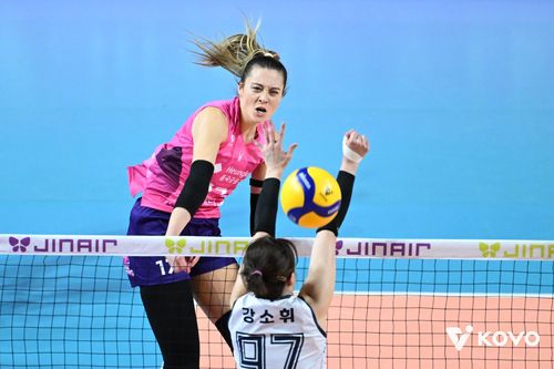 스파이크하는 흥국생명의 레베카(뒤편 왼쪽)[한국배구연맹 제공. 재판매 및 DB 금지]