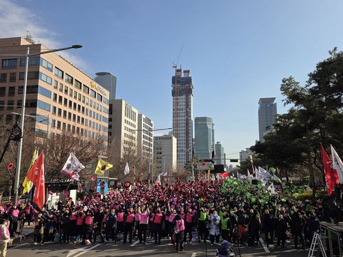 전국학교비정규직연대회의의 '2차 총파업대회'4일 오후 서울 영등포구 여의도 국회의사당역 앞에서 전국학교비정규직연대회의의 2차 총파업대회에 참여한 이들이 모자를 던지는 모습. [촬영 박수현 기자]