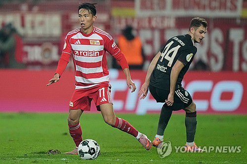 볼 경합 중인 우니온 베를린의 정우영[AP=연합뉴스]