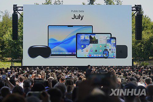 애플이 지난 6월 세계개발자대회(WWDC)에서 공개한 앨런 다이의 '리퀴드 글래스' 디자인. [신화=연합뉴스 자료사진]