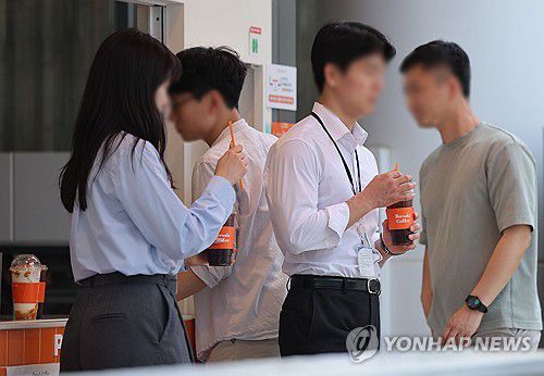 서울 여의도 직장인들[연합뉴스 자료사진]