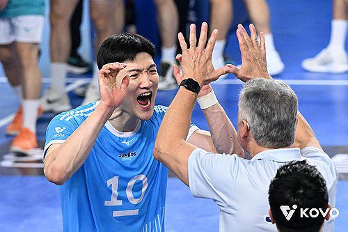 환호하는 대한항공 정지석(서울=연합뉴스) 대한항공이 디펜딩 챔피언 현대캐피탈을 풀세트 접전 끝에 잡아내며 설욕에 성공했다.     대한항공은 16일 천안 유관순체육관에서 열린 프로배구 진에어 2025-2026 V리그 남자부 방문 경기에서 현대캐피탈을 세트 점수 3-2(26-24 22-25 22-25 25-21 15-7)로 잡았다. 2025.11.16 [한국배구연맹 제공. 재배포 및 DB 금지] photo@yna.co.kr