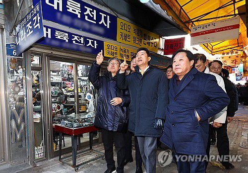 오세훈 서울시장, 세운지구 방문(서울=연합뉴스) 이진욱 기자 = 오세훈 서울시장이 4일 종묘 경관 훼손 논란이 일고 있는 서울 종로구 세운재정비 촉진지구를 둘러보고 있다. 2025.12.4 [공동취재] cityboy@yna.co.kr