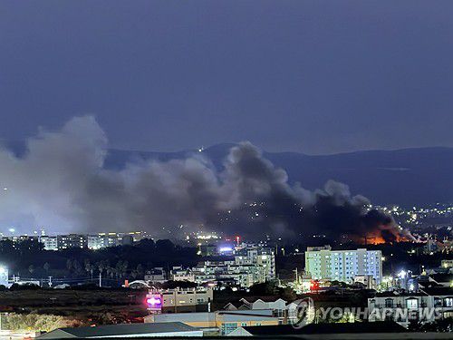 제주 자원순환관리시설 화재(제주=연합뉴스) 4일 오후 제주시 노형동의 한 자원순환관리시설 화재 현장에서 연기가 피어 오르고 있다. 2025.12.4 [독자 제공. 재판매 및 DB 금지] atoz@yna.co.kr