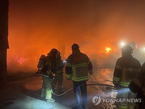 제주 자원순환관리시설 화재(제주=연합뉴스) 4일 오후 제주시 노형동의 한 자원순환관리시설 화재 현장에서 소방대원들이 진화 작업을 벌이고 있다. 2025.12.4 [제주도 소방안전본부 제공. 재판매 및 DB 금지] atoz@yna.co.kr