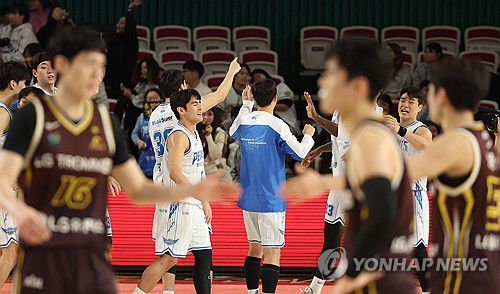 10위 대구, 1위 창원 잡았다(창원=연합뉴스) 김동민 기자 = 4일 경남 창원체육관에서 열린 2025-2026 LG전자 프로농구 정규리그 창원 LG 세이커스와 대구 한국가스공사 페가수스의 경기. 창원 LG에 66대 64로 승리한 대구 선수단이 기뻐하고 있다. 2025.12.4 image@yna.co.kr