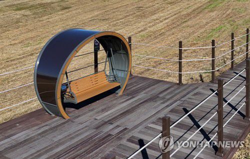 서산 한우목장길 데크길 흔들의자 [사진/백승렬 기자]