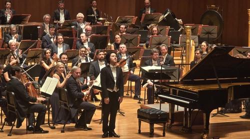 연주를 마치고 관객에게 인사하는 임윤찬(서울=연합뉴스) 임순현 기자 = 피아니스트 임윤찬이 4일 서울 예술의전당에서 열린 산타 체칠리아 오케스트라와의 협연을 마치고 관객에게 인사하고 있다. 2025.12.04 hyun@yna.co.kr