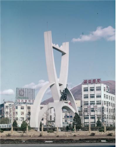 서면 로터리 부산탑[고 황성준 작가 기증, 원본소장처: 부산근현대역사관]