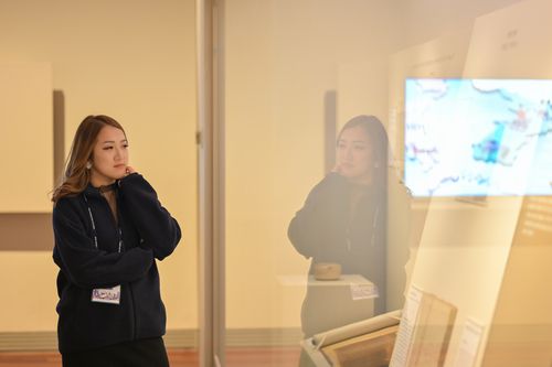 국립중앙박물관에서 문화재 살펴보는 정안나 부학장[재외동포협력센터 제공]