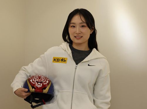 포즈 취하는 최민정(서울=연합뉴스) 서명곤 기자 = 쇼트트랙 국가대표 최민정이 4일 서울 강남구 올댓스포츠 사옥에서 연합뉴스와 인터뷰를 앞두고 포즈를 취하고 있다. 2025.12.4. seephoto@yna.co.kr