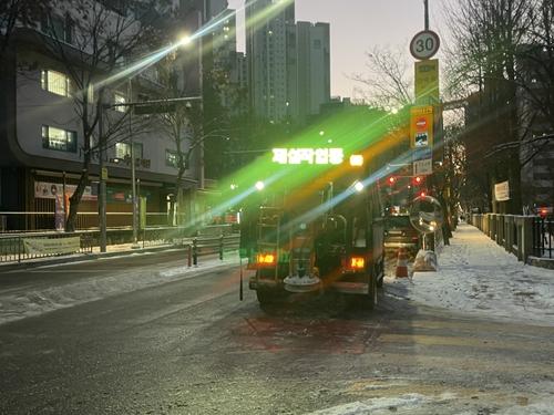 제설작업 중인 차량[촬영 강류나 수습기자]
